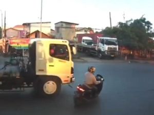 Detik-detik Pemotor Nyelonong Lalu Tergilas Truk di Cilincing Jakut