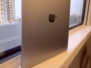 Bukan Cuma Koin, Laptop Berdiri Tanpa Jatuh Saat Kereta Cepat Melaju