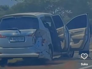 Diseruduk Ertiga, Truk Terguling di Tol Pemalang Km 314 A