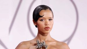 Foto Taylor Russell, Aktris yang Diisukan Pacar Harry Styles