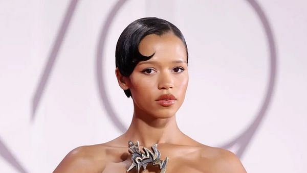 Foto Taylor Russell, Aktris yang Diisukan Pacar Harry Styles