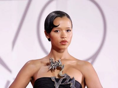Foto Taylor Russell, Aktris yang Diisukan Pacar Harry Styles