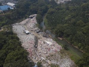 Foto Udara TPS Ilegal di Bantaran Sungai Cikeas