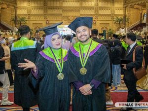 Kompak! Ibu dan Anak Ini Kuliah hingga Lulus S2 Bareng di Unesa Kompak! Ibu dan Anak Ini Kuliah hingga Lulus S2 Bareng di Unesa