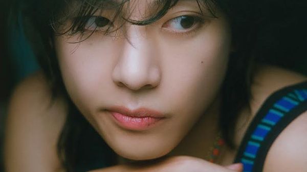 Kepincut Pesona V BTS Lewat Foto-foto Album Layover