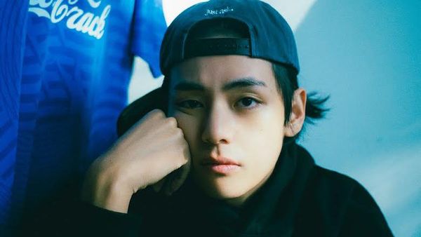 7 Gaya V BTS ala Aura Boyfriend Material di Album Layover, Bikin Halu Lancar