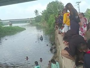 Ramai-ramai Warga OKI Turun ke Sungai Usai Ditemukan Benda Mirip Emas Batangan Ramai-ramai Warga OKI Turun ke Sungai Usai Ditemukan Benda Mirip Emas Batangan