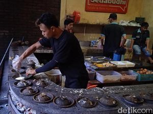 Masak Pakai Tungku Arang, Warung Ini Sajikan 54 Jenis Surabi Masak Pakai Tungku Arang, Warung Ini Sajikan 54 Jenis Surabi
