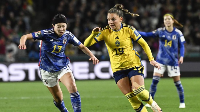 Swedens Johanna Kaneryd, right, battles for the ball with Japans Jun Endo during the Womens World Cup quarterfinal soccer match between Japan and Sweden at Eden Park in Auckland, New Zealand, Friday, Aug. 11, 2023. (AP Photo/Andrew Cornaga)