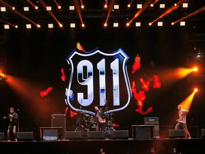 Ajak Nostalgia, 911 Puji Kemeriahan Penonton di Jakarta Ajak Nostalgia, 911 Puji Kemeriahan Penonton di Jakarta