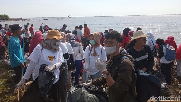 Aksi Bersih-bersih Sampah di Pantai Kesenden Cirebon