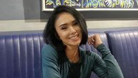Awet Muda! Pesona Yuni Shara Saat Santai di Kafe hingga Ngopi