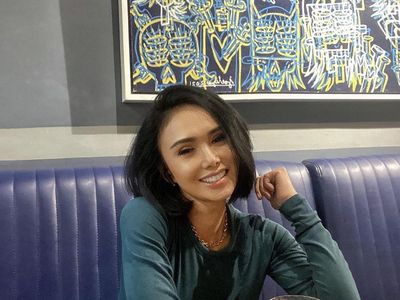Awet Muda! Pesona Yuni Shara Saat Santai di Kafe hingga Ngopi