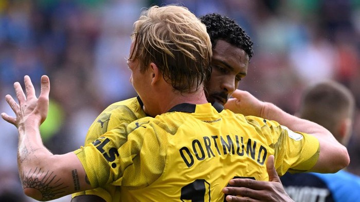 Dortmunds German midfielder #19 Julian Brandt (R) and Dortmunds French forward #09 Sebastien Haller celebrate the first goal during the German Cup 1st round football match between TSV Schott Mainz and Borussia Dortmund in Mainz, western Germany on August 12, 2023. (Photo by Kirill KUDRYAVTSEV / AFP) / DFB REGULATIONS PROHIBIT ANY USE OF PHOTOGRAPHS AS IMAGE SEQUENCES AND QUASI-VIDEO.
