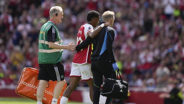 Arsenals Jurrien Timber, center, leaves the pitch after suffering an injury during the English Premier League soccer match between Arsenal and Nottingham Forest at Emirates stadium in London, Saturday, Aug. 12, 2023. (AP Photo/Kirsty Wigglesworth)