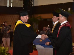 Teliti Buku Sarinah, Bupati Trenggalek Raih Gelar S2 dari Unair