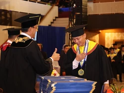 Studi Gender dan Pemberdayaan Perempuan Antar Bupati Trenggalek Raih S2