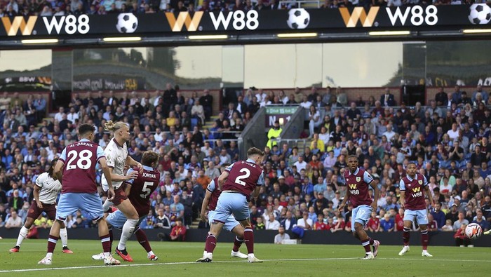 Manchester Citys Erling Haaland, third left, scores their sides first goal of the game during the Premier League soccer match between Manchester City and Burnley FC at Turf Moor, Burnley, England, Friday Aug. 11, 2023. (Nigel French/PA via AP)