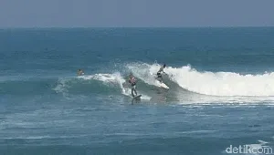 Sejumlah Peselancar Beradu Skill di Ajang Cimaja Surfing Festival