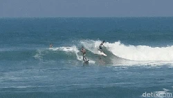 Sejumlah Peselancar Beradu Skill di Ajang Cimaja Surfing Festival