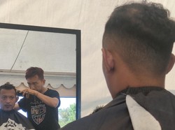 Tampil Kece Dicukur oleh Asgar Cuma Rp 1 di Pesta Rakyat Simpedes