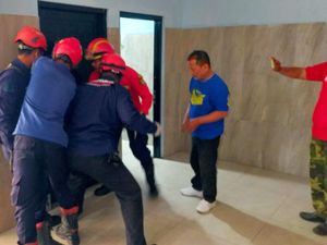 Momen Damkar Bujuk-Evakuasi Pria Kurung Diri di Toilet Graha Wartawan Bogor