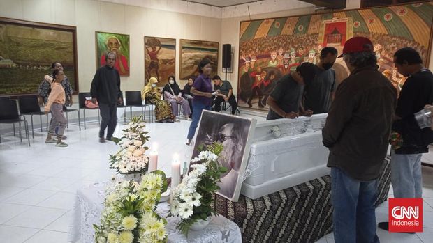 Seniman lukis kenamaan Djoko Pekik mengembuskan nafas terakhirnya pada hari Sabtu (12/8) pagi. Maestro lukisan realis-ekspresif ini wafat di usia 86 tahun di Rumah Sakit Panti Rapih, Kota Yogyakarta.