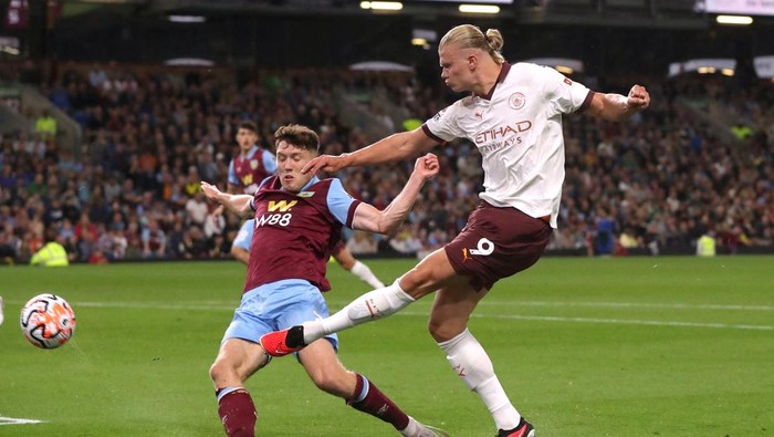 Soccer Football - Premier League - Burnley v Manchester City - Turf Moor, Burnley, Britain - August 11, 2023 Manchester Citys Erling Braut Haaland in action with Burnleys Dara OShea REUTERS/Scott Heppell EDITORIAL USE ONLY. No use with unauthorized audio, video, data, fixture lists, club/league logos or live services. Online in-match use limited to 75 images, no video emulation. No use in betting, games or single club /league/player publications.  Please contact your account representative for further details.