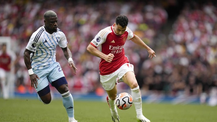 Arsenals Gabriel Martinelli, right, and Nottingham Forests Serge Aurier vie for the ball during the English Premier League soccer match between Arsenal and Nottingham Forest at Emirates stadium in London, Saturday, Aug. 12, 2023. (AP Photo/Kirsty Wigglesworth)