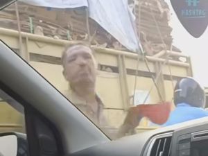 Heboh Aksi Pengemis Ludahi Kaca Mobil di Bandung Heboh Aksi Pengemis Ludahi Kaca Mobil di Bandung