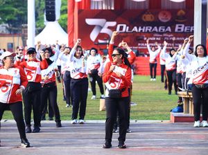 Kala Istri Polisi dan TNI Kompak Olahraga Bareng di Hari Jadi Ke-75 Polwan