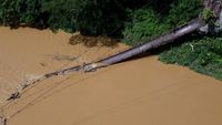 Potret Jembatan Gantung Ambruk di Aceh, Warga Harus Berputar Jauh