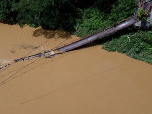 Potret Jembatan Gantung Ambruk di Aceh, Warga Harus Berputar Jauh Potret Jembatan Gantung Ambruk di Aceh, Warga Harus Berputar Jauh
