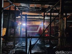 Polisi Selidiki Penyebab Terbakarnya Gudang Pakan dan Egg Tray di Kota Blitar