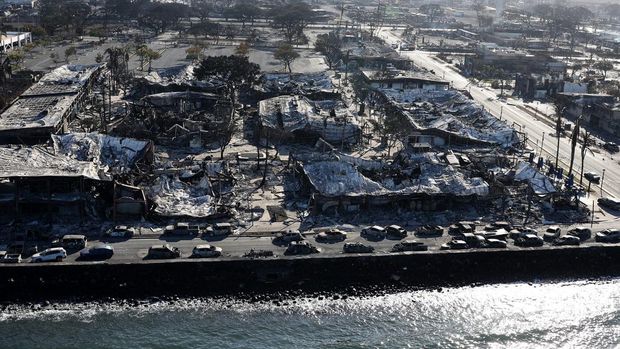 LAHAINA, HAWAII - AUGUST 11: In an aerial view, cars destroyed by wildfire line Front Street on August 11, 2023 in Lahaina, Hawaii. Dozens of people were killed and thousands were displaced after a wind-driven wildfire devastated the town of Lahaina on Tuesday. Crews are continuing to search for missing people.   Justin Sullivan/Getty Images/AFP (Photo by JUSTIN SULLIVAN / GETTY IMAGES NORTH AMERICA / Getty Images via AFP)