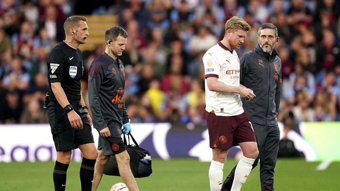 Manchester Citys Kevin De Bruyne appears dejected after being substituted off for an injury during the Premier League soccer match between Manchester City and Burnley FC at Turf Moor, Burnley, England, Friday Aug. 11, 2023. (Mike Egerton/PA via AP)