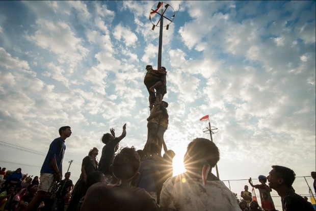 Lomba Panjat Pinang/ Foto: Detik Foto: Detik