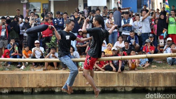 Lomba Perang Bantal / Foto: Detik/Agung Pambudhy Foto: Detik/Agung Pambudhy