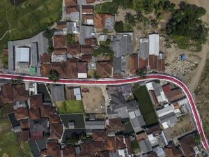 Lorong Bendera Merah Putih Sepanjang 250 Meter Mejeng di Tasikmalaya