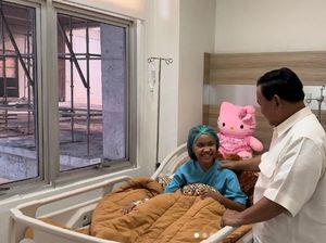 Momen Prabowo Jenguk Nabila yang Kakinya Diamputasi Usai Selamatkan Kucing