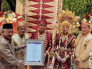 Gaya Baru di Momen Sakral Nikahan, Mempelai Berwakaf Uang Tautkan Cinta Gaya Baru di Momen Sakral Nikahan, Mempelai Berwakaf Uang Tautkan Cinta