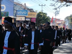 Kesenian Surak Ibra Ramaikan Pawai Pesta Rakyat Simpedes di Garut