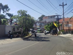 Hati-hati, Kabel Melintang Rendah di Jalan Kawi Raya Semarang