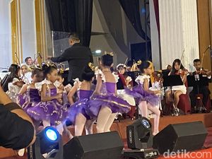 Sajian Orchestra-Balet Cilik Pukau Ribuan Warga di Sukabumi Sajian Orchestra-Balet Cilik Pukau Ribuan Warga di Sukabumi