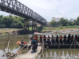 Jembatan Glendeng Bojonegoro Ditutup, Perahu Nambangan Ramai Jembatan Glendeng Bojonegoro Ditutup, Perahu Nambangan Ramai