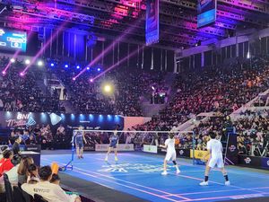 Pertandingan Hati Thariq dan Fuji di Lapangan Badminton Pertandingan Hati Thariq dan Fuji di Lapangan Badminton
