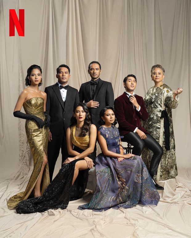 Potret yang menampilkan deretan pemain dan tim produksi di balik serial Gadis Kretek.