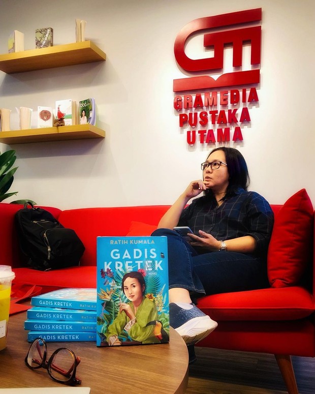 Potret Ratih Kumala sebagai penulis di balik novel best seller Gadis Kretek.