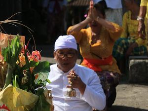 Hujan Uang di Tradisi Mesuryak Saat Perayaan Kuningan Hujan Uang di Tradisi Mesuryak Saat Perayaan Kuningan