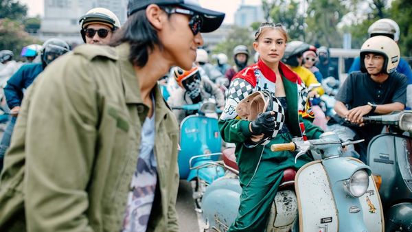 Gaya Sean Gelael dan Sintya Marisca Vespaan Bareng